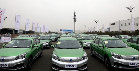 神龙公司首批800辆ES500新能源出租车交付成都